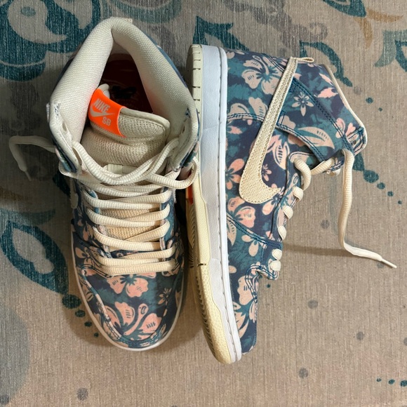 Nike Hawaiian Dunks - Picture 1 of 4